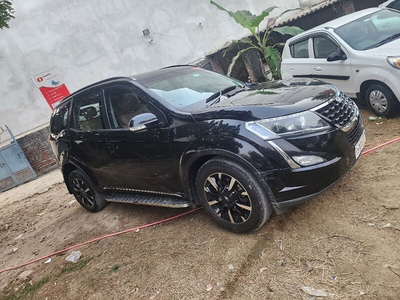 Mahindra XUV500 W11