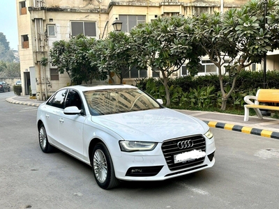 Audi A4 30 TFSI Premium Plus