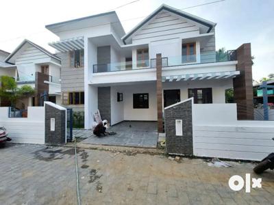 Newly built 3 bhk 1800 sqft villa in aluva very close to kadungallur