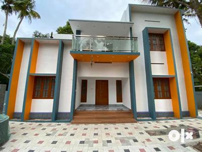Paravur bus stand 400 meters distance 6 cent 4 bedroom 1850 sqft house