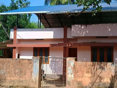Old house in 7 cents for sale road side nellikkad anthiyoorkonam road