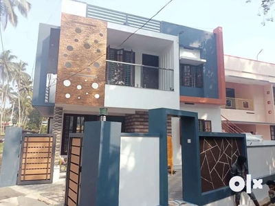3.7 cent House for urgent sale at kaimanam NH (150mtrs)