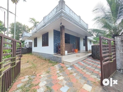 4.5 CENT 850 SQFT 3 BED ROOMS HOUSE IN ALUVA PARAVUR route thattampady