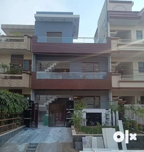 4bhk park facing ready to move kothi in sector 78