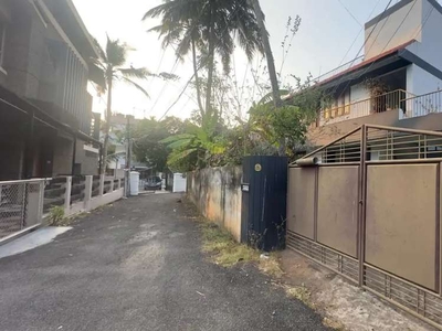 9.4 CENT WITH OLD HOUSE FOR SALE AT VELLAYAMBALAM