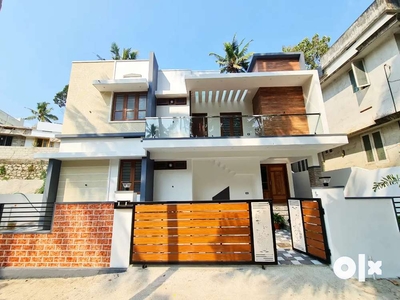 New 3bhk Sreekariyam powdikonam @68Laks architect desighned house