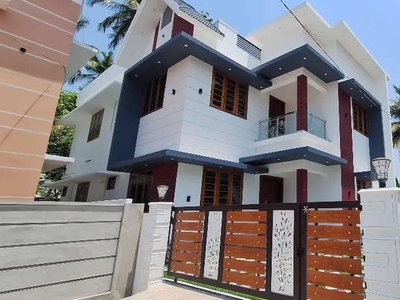 Thrissur kozhukully 4.700 cent 4 bhk grand villa