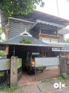 4 BHK Semifurnished House with 5cent in Nettoor, 2500sqft