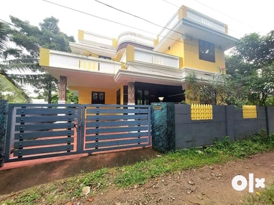 4 cent 1700 sqft 4 bed ready to occupy in aluva town near kadungallur