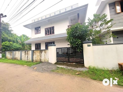 5 cent 1700 sqft 3 bed rooms house in aluva town near kadungallur