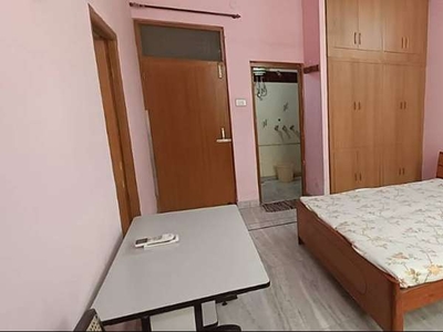 1 room (AC), bathroom, kitchen for student with mother or small family