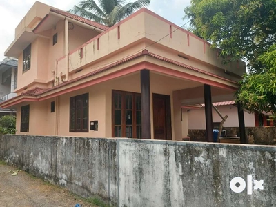 3 bed rooms 170 sqft house in aluva town near east kadungallur