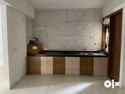 Redy to Sargsan 3 BHK sime furnished flat only family