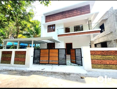 5 BED ROOMS 2200 SQFT NEWLY IN NORTH PARAVUR TOWN NEAR cheriyapally