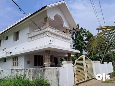 4 BHK Well maintained House with 7 cent land for sale near Kallekkad