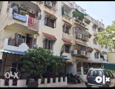 Flat sale in posh colony, centrally located