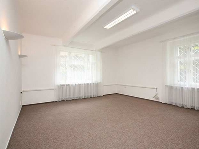 Showroom 3200 Sq.ft. for Rent in