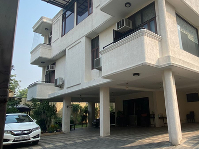 6 Bedroom 1000 Sq.Yd. Villa in Sainik Farm Delhi
