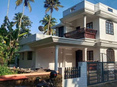 8 cent 2floor house for sale. OP. Mosque At alavi center. Chalakudy.