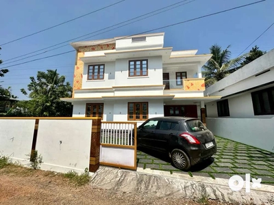 ALUVA CHOONDI CHUNANGMVELY NEAR RAJAGIRI HOSPITAL 5 cent 1700 sqfeet