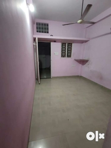 Main road flat, PG available for Rent