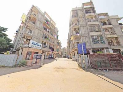 990 sq ft 2 BHK 2T West facing Apartment for sale at Rs 40.00 lacs in Project 1th floor in Ghatlodiya, Ahmedabad