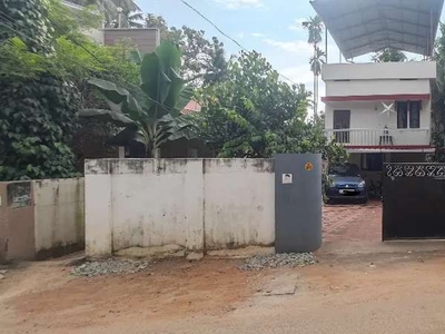 11.5 cents of land with old house for sale near pettah junction
