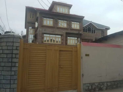 House with 15 marlas of land in the heart of the city.