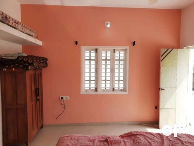 1 single room available on rent in gotri.
