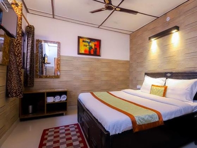 4 Bedroom 250 Sq.Yd. Builder Floor in Shalimar Bagh Delhi