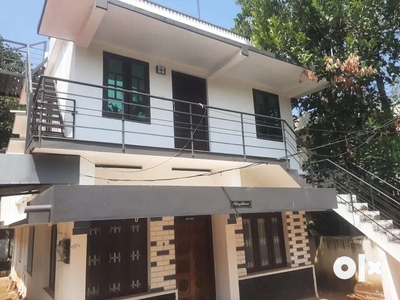 8 cent 2000 sqft 6 bedroom old house near kiliyaloor police station
