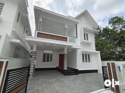 Aluva Choondy 5.5Cent land 2400Sqft new villa for sale