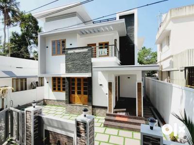 ANGAMALY Town 600 MTR VIP AREA 4.5 cent 4 bhk beautiful house