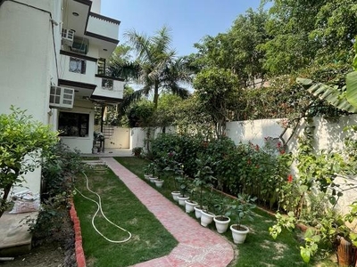 4 Bedroom 525 Sq.Yd. Villa in Sainik Farm Delhi