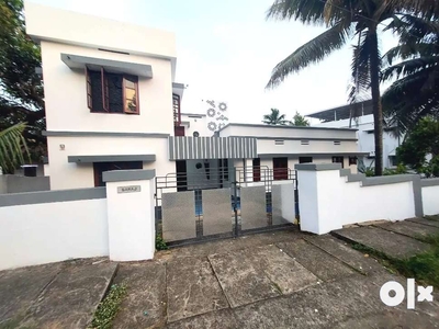 3 bed rooms house for rent in aluva near u.c collage junction