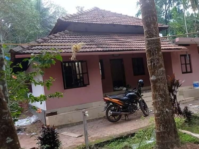 Old type neat home for small family 6500 rent 50 k deposit.