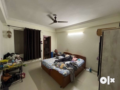 Single room in 4 bhk flat for male bachelor