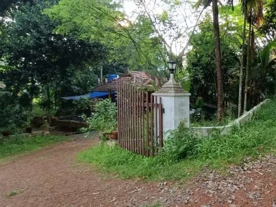 14 Cent plot with 4 bedroom House beside Ernakulam-Kottayam main road