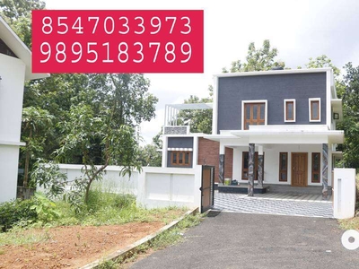 House in Ettumanoor town 4 bed 2300 sq feet 8 cent 85 lakhs