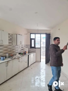 I m selling my flat 2bhk 3rd floor Sigma City extension