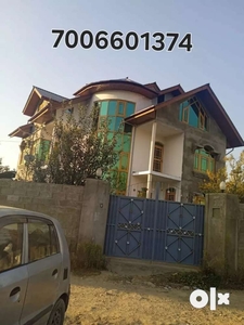 A well maintained house on rent in a posh colony at bagahti kanipora