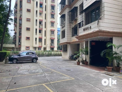 High floor apartment over 15 years, full amenities, pipe gas,