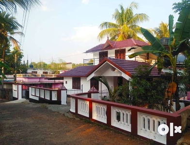 House in Muvattupuzha with four bedrooms