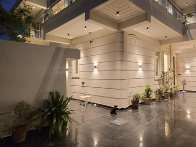 4 Bedroom 500 Sq.Yd. Villa in Sainik Farm Delhi